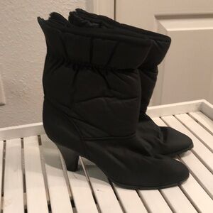 Maria Gabriella brand size 6.5M black boots w/ zipper in back